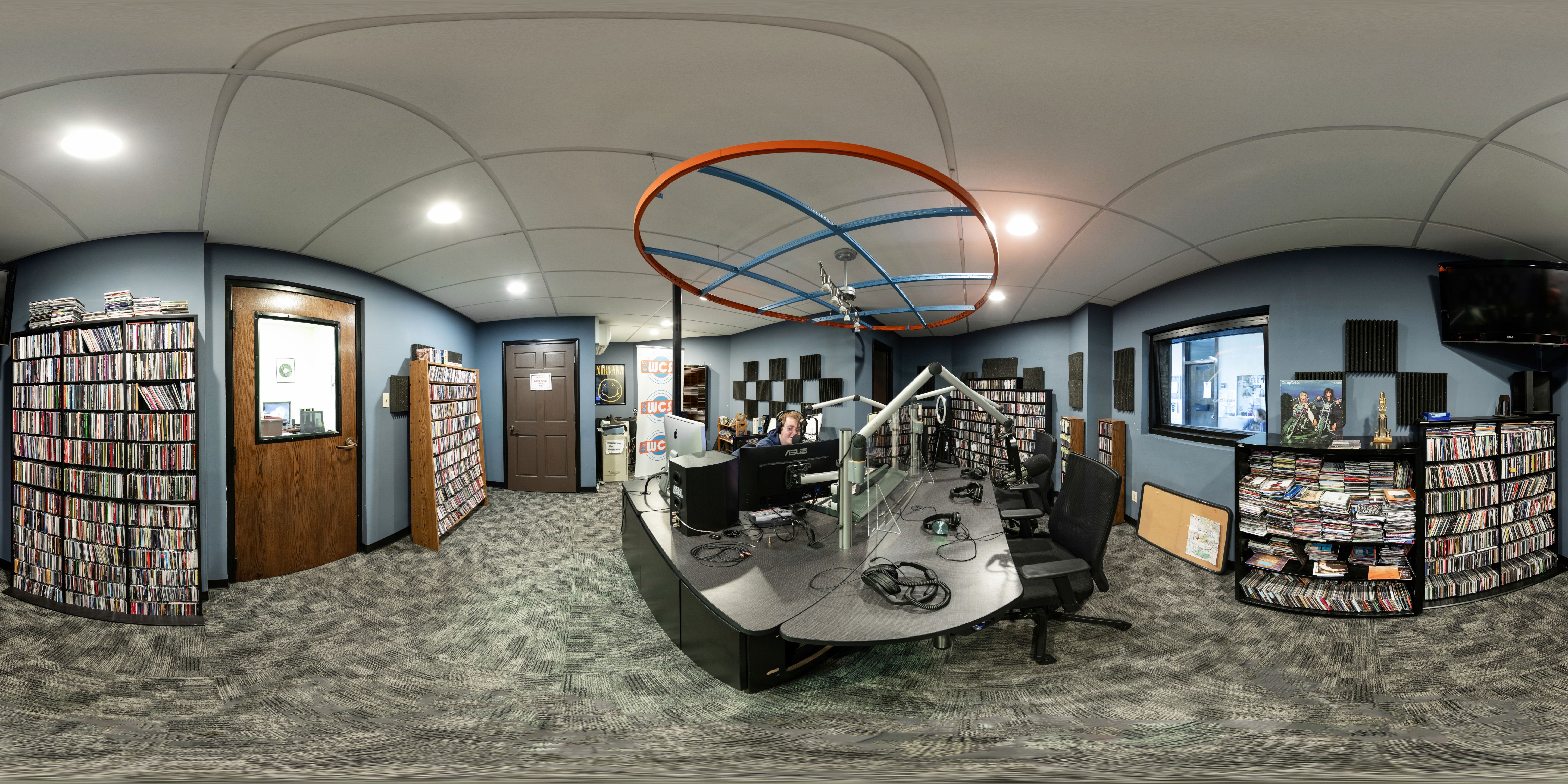 Experience immersive content