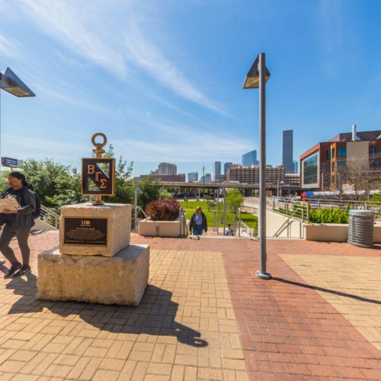 Experience University of HoustonDowntown in Virtual Reality. Press Alt